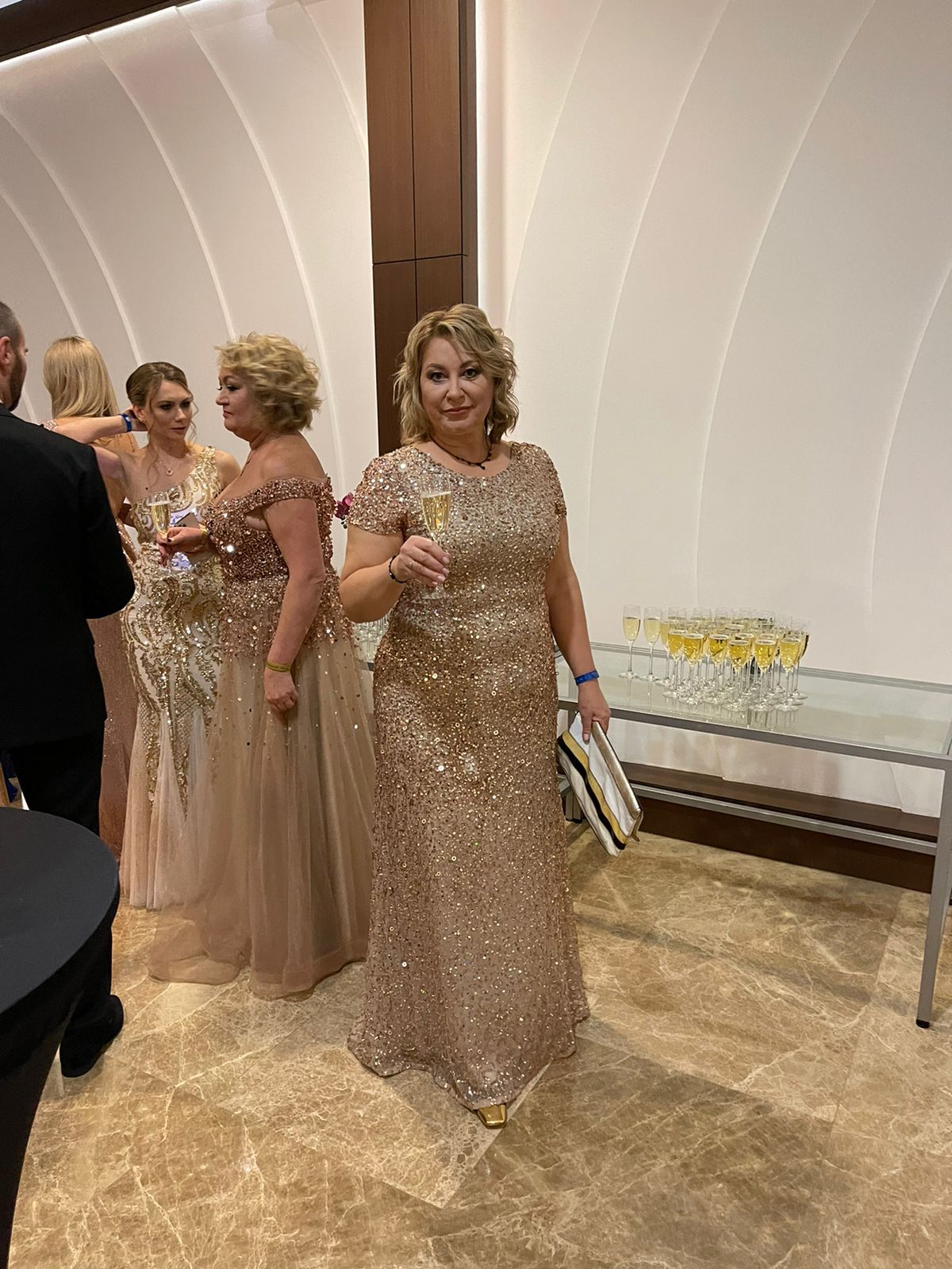 Золотое платье на форум руководителей в аренду