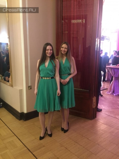 В прокат одинаковые платья зеленые
