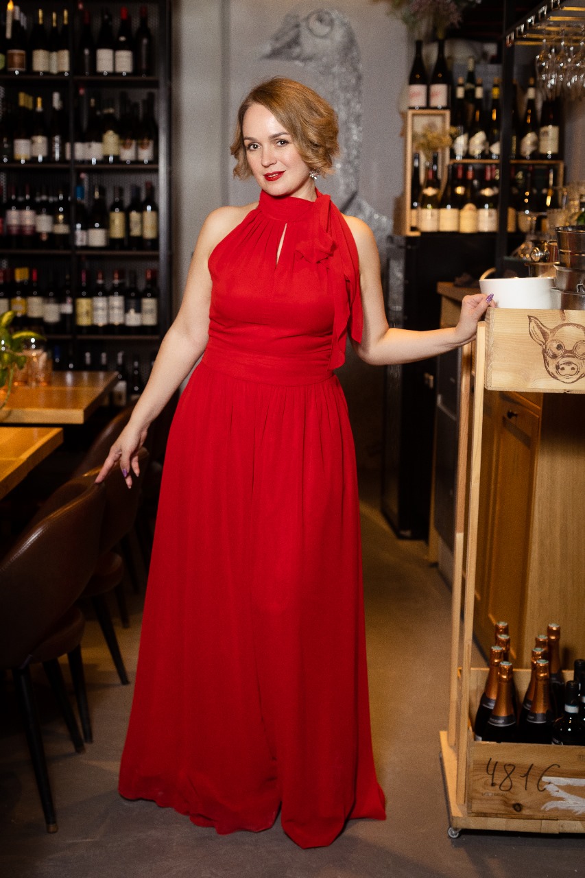 Красное вечернее платье с бантом на шее в аренду