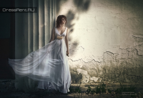 Белое струящееся платье в пол Adrianna Papell для фотосессии в аренду