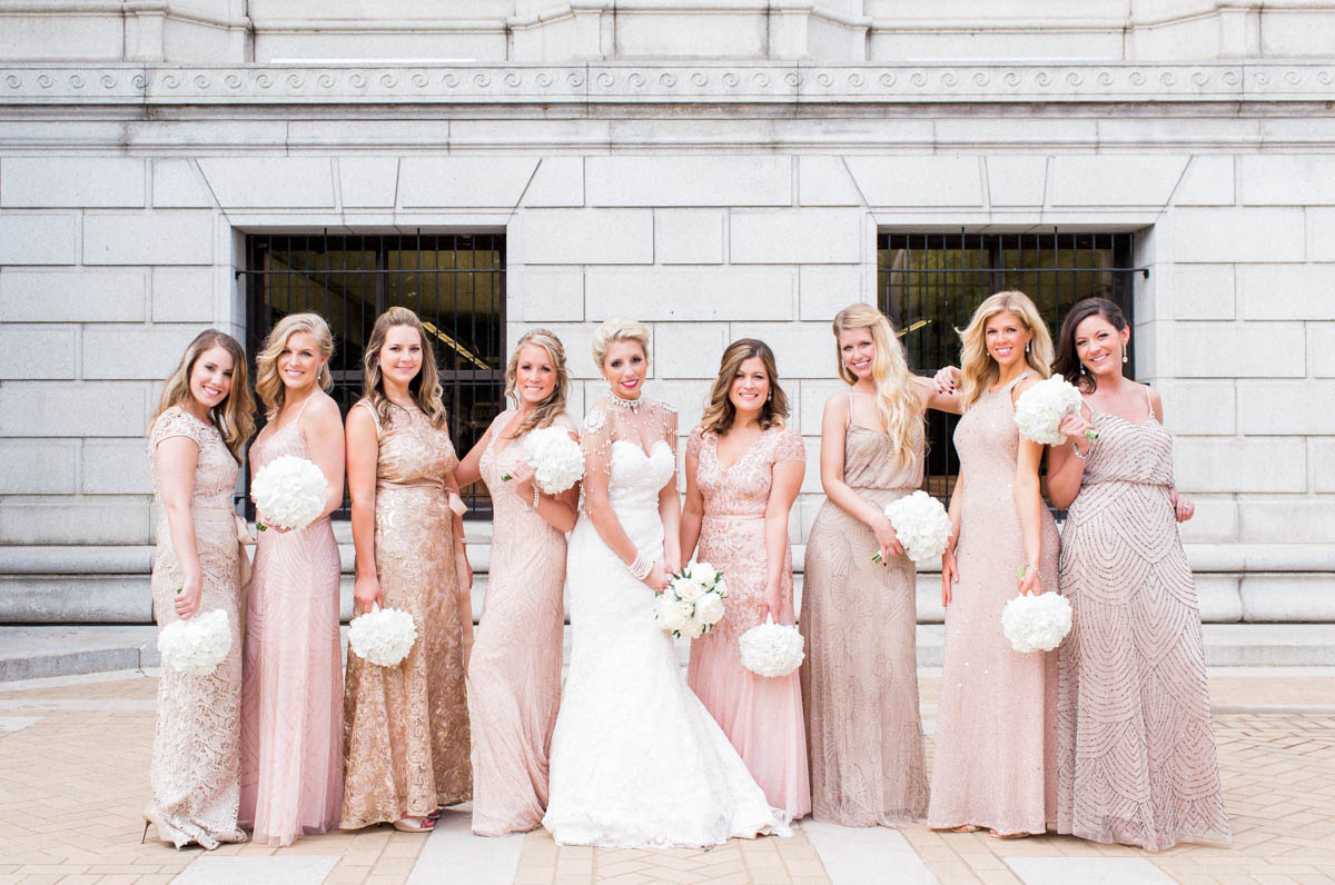 Подружки невесты в платьях Adrianna Papell одного цвета в аренду