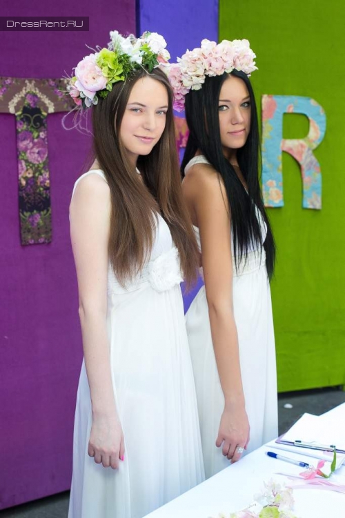 Летящие белые платья Adrianna Papell для хостес напрокат в Москве