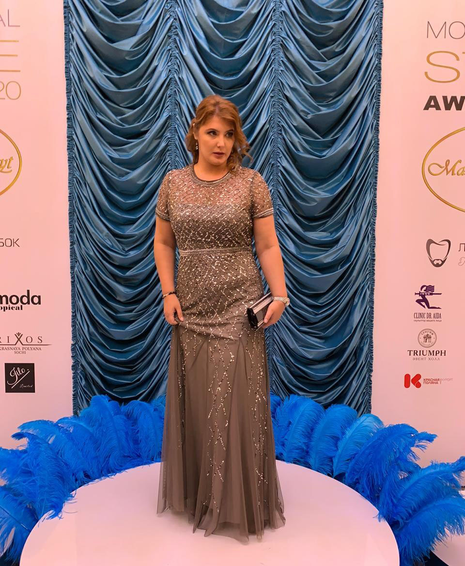 Шикарное вечернее платье для вручении премии в аренду Adrianna Papell