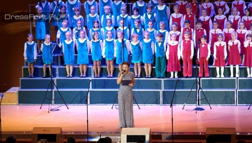 Серебряное платье Adrianna Papell на выступление напрокат